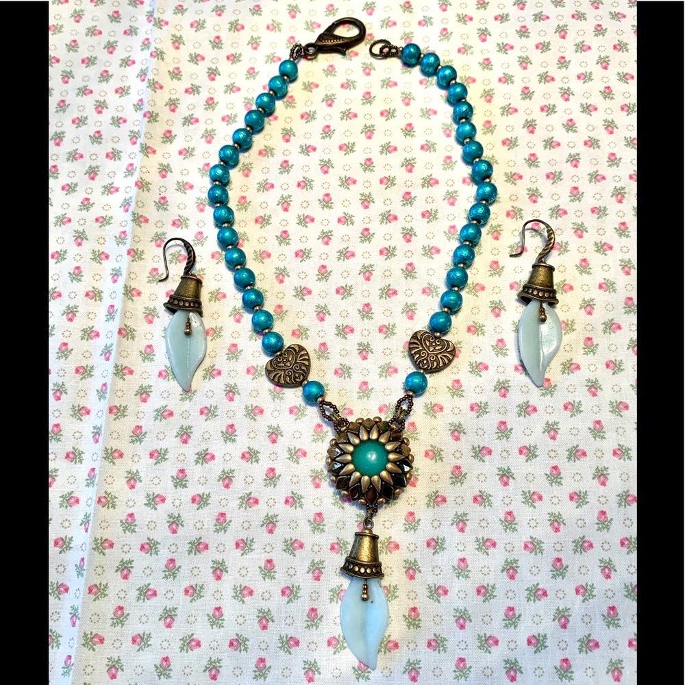 Necklace and earrings set.